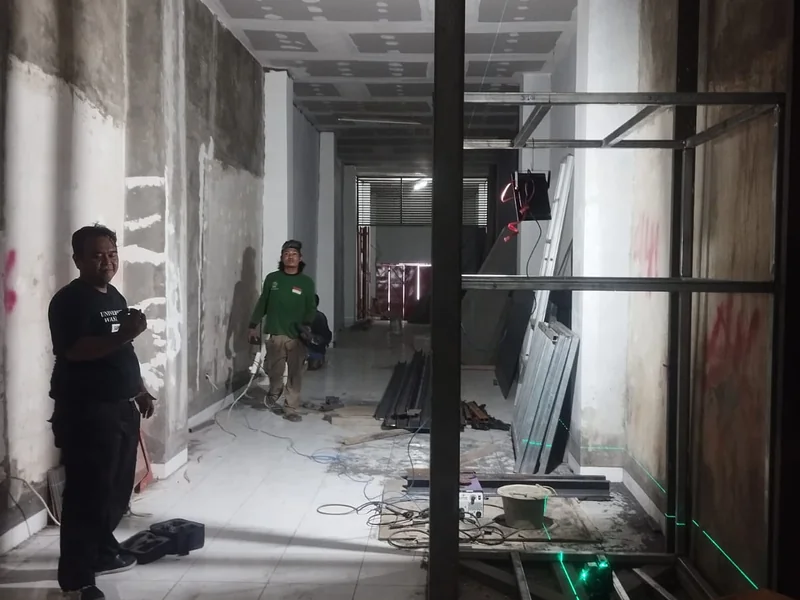 Teknisi Titantek melakukan instalasi dan uji coba lift barang di Bintaro
