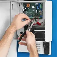 Teknisi melakukan setting akses kontrol pintu