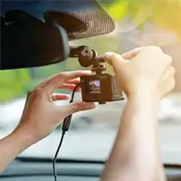 Teknisi melakukan hardwire kit dashcam ke box sekring mobil