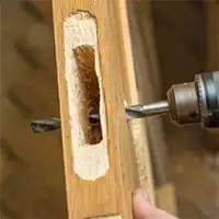 Proses pemasangan kunci pintu digital di Medan Petisah