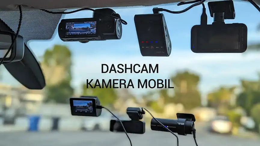 Beberapa Dashcam GPS terpasang rapi di kaca depan mobil sedan