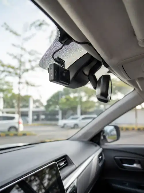 Dashcam GPS terpasang di kendaraan armada perusahaan