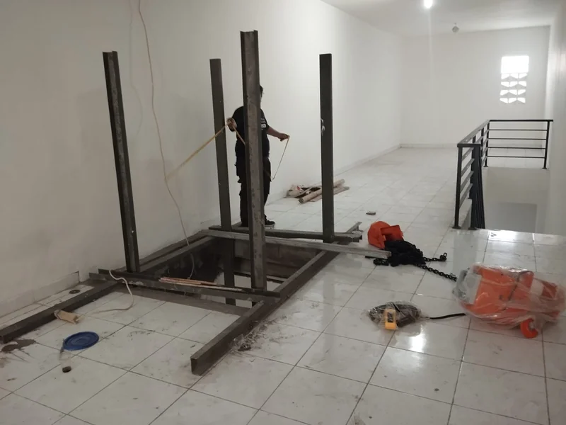 Proses instalasi lift barang di ruko: pengukuran dan pemasangan kolom lintasan baja