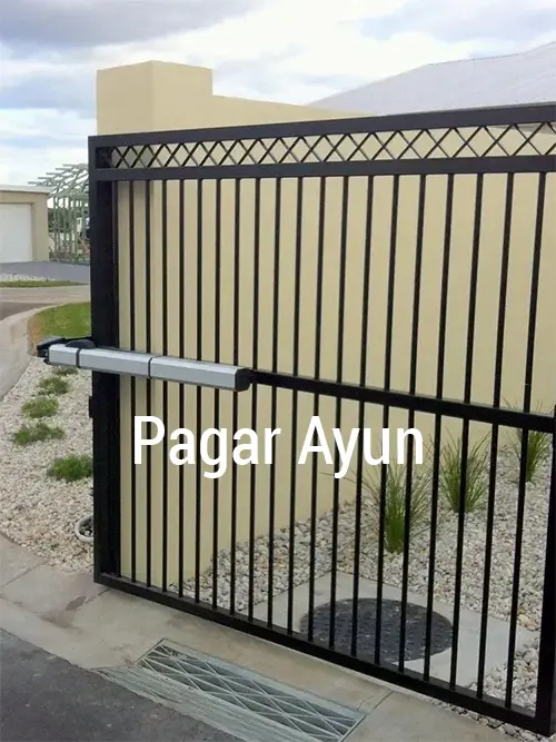 Pagar ayun otomatis dengan mesin lengan terpasang di tiang pagar