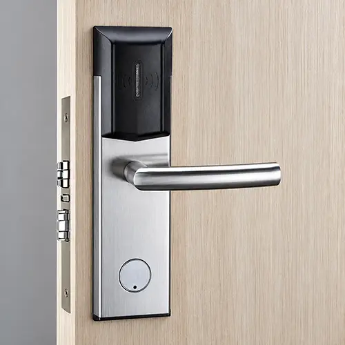 Unit kunci pintu hotel kartu RFID terpasang pada daun pintu kamar