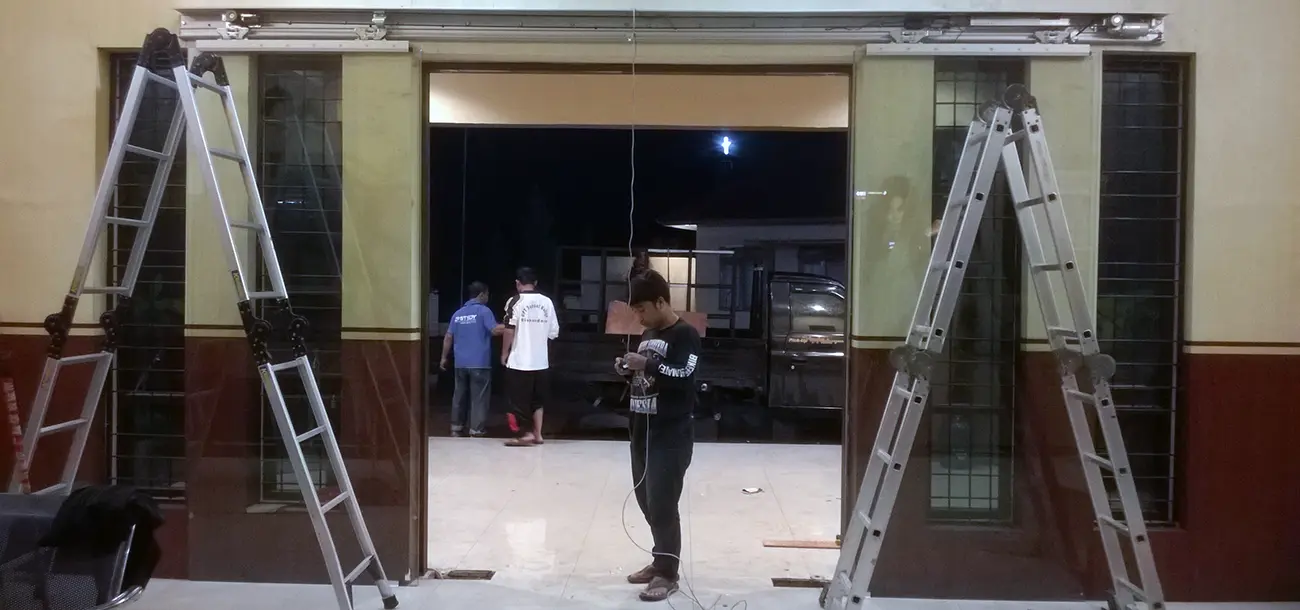 Tampilan utama proyek Studi Kasus: Pemasangan Pintu Geser Otomatis di Kantor Samsat Balige - Gambar 2