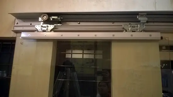 Galeri untuk proyek Studi Kasus: Pemasangan Pintu Geser Otomatis di Kantor Samsat Balige - Gambar 1