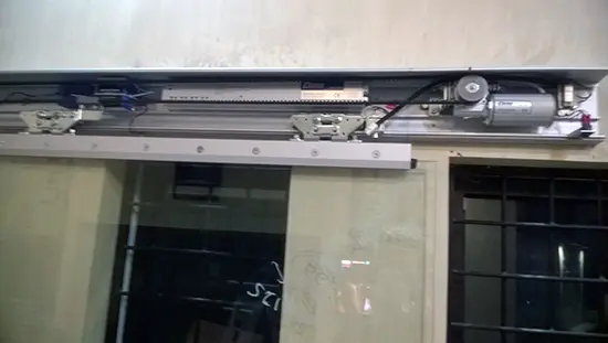 Galeri untuk proyek Studi Kasus: Pemasangan Pintu Geser Otomatis di Kantor Samsat Balige - Gambar 2